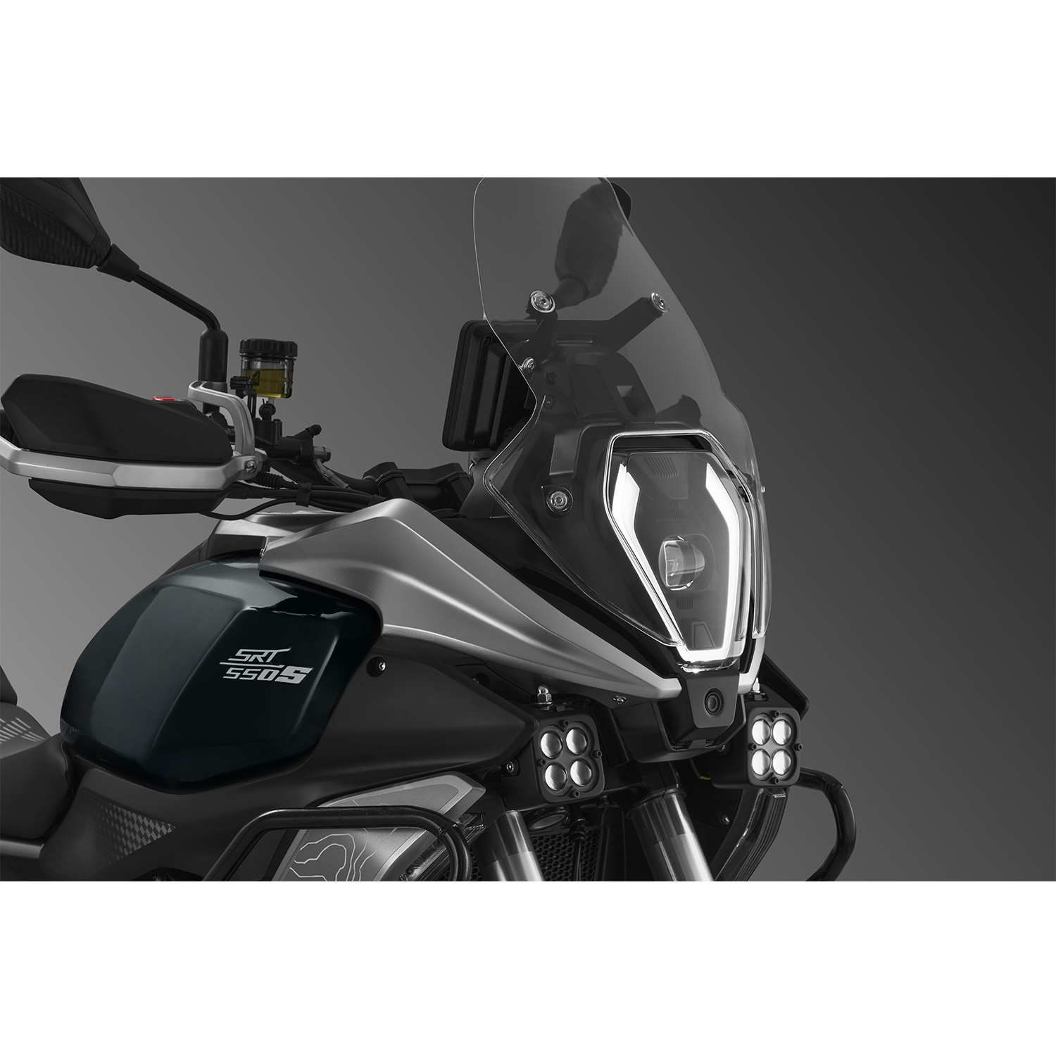 QJMOTOR SRT 600S SU DAIKTADĖŽĖMIS JUODA/SIDABRINĖ PILKA