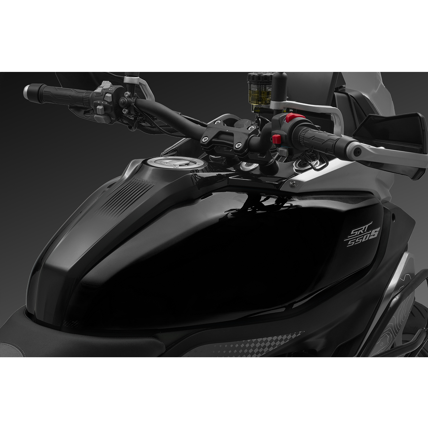 QJMOTOR SRT 600S SU DAIKTADĖŽĖMIS JUODA/SIDABRINĖ PILKA