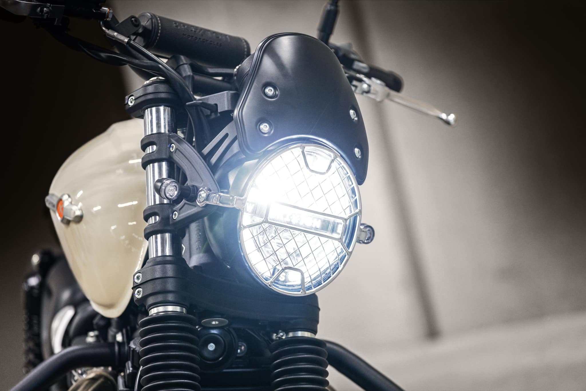 BRIXTON CROMWELL 1200X ABS OFF WHITE E5+